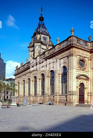 Blick auf die St Philips Cathedral entlang der Colmore Row, Birmingham, Großbritannien. Stockfoto