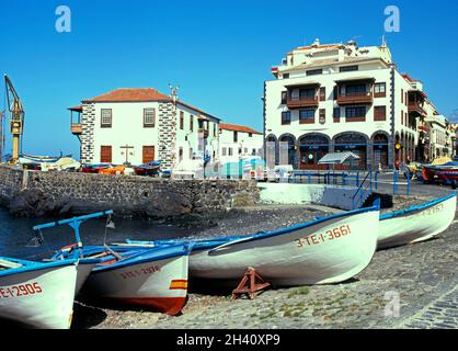 Blick auf den Hafen und das Zollhaus (Casa de la Real Aduana), Puerto de la Cruz, Teneriffa, Spanien Stockfoto
