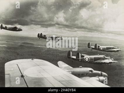 Vintage-Foto um 1942 von einem Flug von Lockheed Hudson Mk.I Bombern der Royal Australian Air Force Nummer 1 Staffel, die über Malaya während der japanischen Invasion von Malaya und dem Fall von Singapur flogen. Das Geschwader Nr. 1 startete eine Reihe von Angriffen auf die japanischen Streitkräfte und wurde damit das erste Flugzeug, das im Pazifikkrieg einen Angriff täte. Die Hudsons sanken ein japanisches Transportschiff, die IJN Awazisan Maru, und beschädigten zwei weitere Transporte, die Ayatosan Maru und Sakura Maru, wegen des Verlusts von zwei Hudsons, eine Stunde vor dem Angriff auf Pearl Harbor Stockfoto