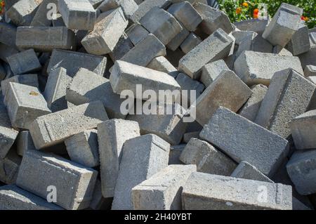 Haufen aus Betonpflastersteinen. Verbesserung der städtischen Infrastruktur Stockfoto