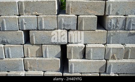 Stapel von Betonpflastersteinen. Verbesserung der städtischen Infrastruktur Stockfoto