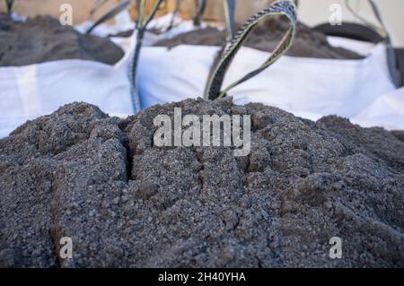 Bast großer Sack aus schwarzem Oberboden. Selektiver Fokus Stockfoto