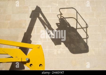 Selbstfahrender Knickarmausleger bei der Arbeit. Korb auf Schatten Stockfoto