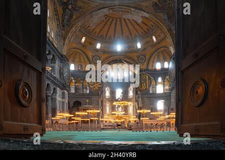 ISTANBUL, TÜRKEI - 9. AUGUST 2021: Tor Holzeingang und leeres Innere der Hagia Sophia Moschee im Sultanahmet Bezirk Stockfoto