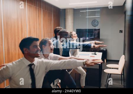 Das Team von Geschäftsleuten und Geschäftsleuten bei der Bürositzung. Geschäftsleute Gruppe Konferenz Diskussion sitzen am Tisch mit Chef Mann und Stockfoto