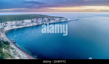 Isle of Wight, Großbritannien - 28. August 2021: Heide und Herbstabend leuchten auf Headon Warren mit der Needles-Halbinsel und dem Leuchtturm, Isle of Wight, Großbritannien Stockfoto