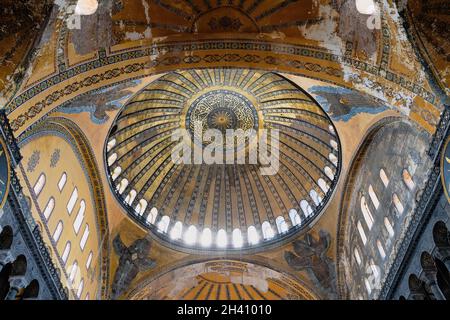 ISTANBUL, TÜRKEI - 9. AUGUST 2021: Nahaufnahme der dekorierten Decke im Inneren der Hagia Sophia-Moschee im Stadtteil Sultanahmet Stockfoto