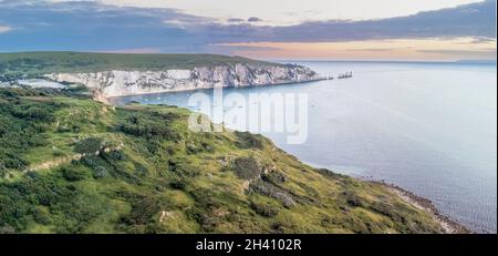 Isle of Wight, Großbritannien - 28. August 2021: Heide und Herbstabend leuchten auf Headon Warren mit der Needles-Halbinsel und dem Leuchtturm, Isle of Wight, Großbritannien Stockfoto