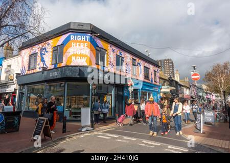 Farbenfrohe Kreuzung von Gloucester Road und Sydney Street in der North Laine Gegend von Brighton, East Sussex, Großbritannien. Stockfoto