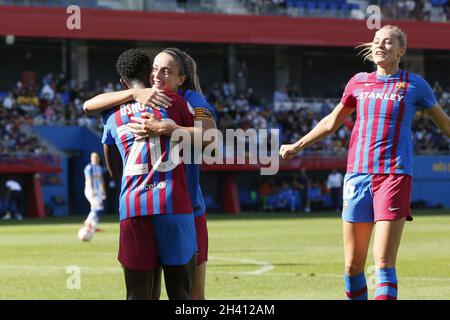 Barcelona, Spanien. Oktober 2021. Barcelona, Spanien, 31. Oktober 2021: ASISTA Oshoala (20 Barcelona) und Alexia Putellas (11 Barcelona) feiern das Tor während des Primera Iberdrola-Spiels zwischen Barcelona und Real Sociedad im Johan Cruyff-Stadion in Barcelona, Spanien. Rafa Huerta/SPP Credit: SPP Sport Press Photo. /Alamy Live-Nachrichten Kredit: SPP Sport Press Foto. /Alamy Live News Stockfoto