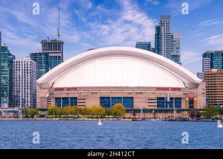 Toronto Skyline: Roger Centre vom See Ontarion aus gesehen. Das Wahrzeichen ist ein Mehrzweckstadion in der Innenstadt von Toronto, es ist die Heimat des Toronto Blue Jay Stockfoto