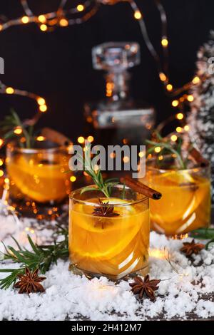 Bourbon mit Zimt und Orangensaft Stockfoto