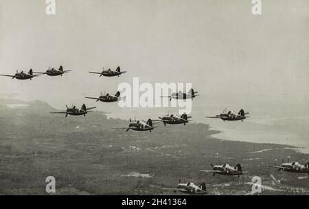 Vintage-Foto um 1942 von Brewster Buffalo B-339E Kampfflugzeugen der RAF, die während der japanischen Invasion von Malaya und dem Fall von Singapur in Formation flogen. Stockfoto