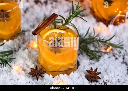 Bourbon mit Zimt und Orangensaft Stockfoto