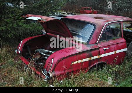 Bastnäs Autofriedhof im Oktober Stockfoto