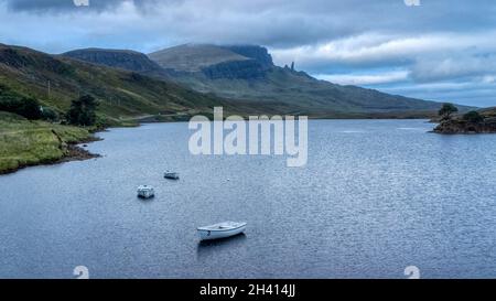 Isle of Skye, Schottland - 7. September 2021: Luftaufnahme von Loch Fada und dem Old man of Storr, Isle of Skye, Schottland Stockfoto