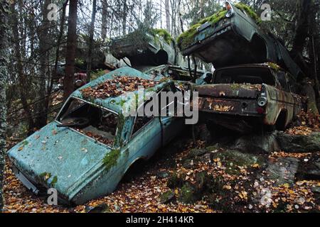 Bastnäs Autofriedhof im Oktober Stockfoto