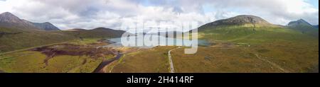 Isle of Skye, Schottland - 7. September 2021: Luftaufnahme aus der Nähe von Loch Ainort in Richtung Marsco und den Cuillins und Glamaig, Isle of Sk Stockfoto