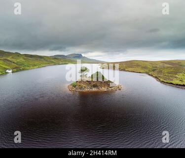 Isle of Skye, Schottland - 7. September 2021: Luftaufnahme von Loch Fada und dem Old man of Storr, Isle of Skye, Schottland Stockfoto