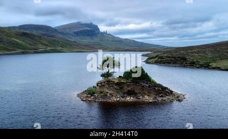 Isle of Skye, Schottland - 7. September 2021: Luftaufnahme von Loch Fada und dem Old man of Storr, Isle of Skye, Schottland Stockfoto