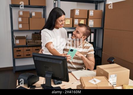 Männer und Frauen, die im Geschäft arbeiten, machen Selfies am Smartphone Stockfoto