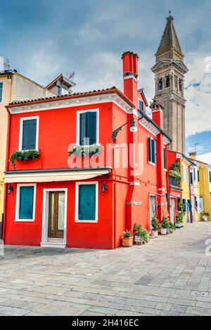 Farbenfrohe Häuser und der Glockenturm der Kirche San Martino, Burano, Venedig, Venetien, Italien Stockfoto