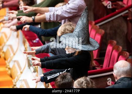 Hamburg, Deutschland. Oktober 2021. Zahlreiche Kinder, teilweise verkleidet, üben beim Konzert des Hamburger Symphonieorchesters im großen Saal der Laeiszhalle Dirigieren. Für das Halloween-Konzert zum Auftakt der Kinderkonzertsaison wurden junge und alte Gäste eingeladen, sich zu verkleiden. Es war das erste Kinderkonzert nach einer langen Pause aufgrund der Corona-Pandemie. Quelle: Jonas Walzberg/dpa/Alamy Live News Stockfoto