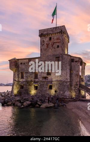 Burg von Rapallo bei Sonnenuntergang Stockfoto