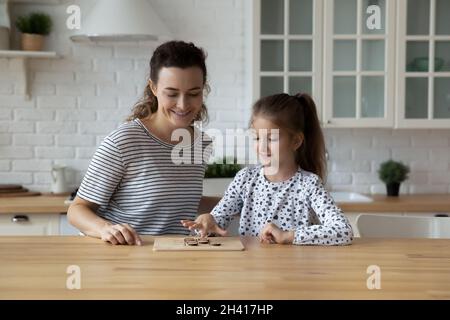 Glücklich fürsorgliche junge Mutter spielt Entwürfe mit kleinen Tochter. Stockfoto