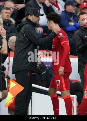 Anfield, Liverpool, Großbritannien. Oktober 2021. Premier League Football, Liverpool gegen Brighton und Hove Albion; Liverpool-Manager Jurgen Klopp streicht Curtis Jones von Liverpool auf den Rücken, als er erbt wird Credit: Action Plus Sports/Alamy Live News Stockfoto