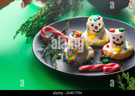 Schmelzprozess für Schneemänner mit Sumpflaibe. Weihnachten, Silvester, süße Kinder Stockfoto