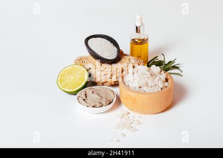 Natürliche Bio-Kosmetik mit Ton, Meersalz und ätherischem Öl auf weißem Hintergrund, Nahaufnahme Stockfoto