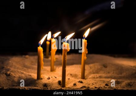 Gebet brennende Kerzen in einer Kirche auf dunklem Hintergrund im Stephansdom, Wien. Religiöses Konzept. Stockfoto