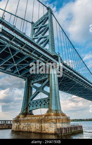 Säule der Benjamin Franklin Bridge in Philadelphia, USA Stockfoto