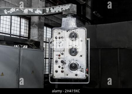 Alte Bedienpult von Fräsmaschinen Ausrüstung in der Werkstatt der Industrieanlage. Stockfoto