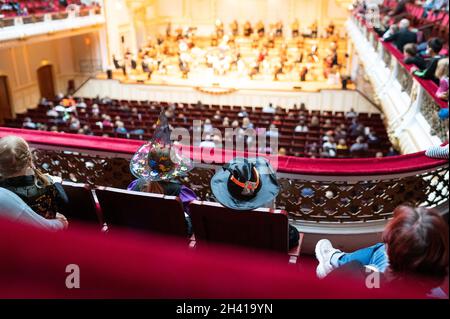 Hamburg, Deutschland. Oktober 2021. Zahlreiche Kinder, teilweise verkleidet, hören das Konzert des Hamburger Symphonieorchesters im großen Saal der Laeiszhalle. Für das Halloween-Konzert zum Auftakt der Kinderkonzertsaison wurden junge und alte Gäste eingeladen, sich zu verkleiden. Es war das erste Kinderkonzert nach einer langen Pause aufgrund der Corona-Pandemie. Quelle: Jonas Walzberg/dpa/Alamy Live News Stockfoto