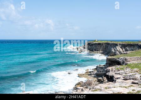 Punta Sur - südlichster Punkt der Isla Mujeres, Mexiko. Strand mit Felsen am karibischen Meer Stockfoto