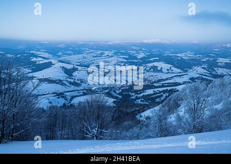 Urlauber im Resort Touristen im Tal gehen Snowboarden Und Skifahren Stockfoto