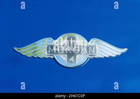 Nahaufnahme des Emblems der Chromhaube auf dem Morgan +4 Motorwagen Stockfoto