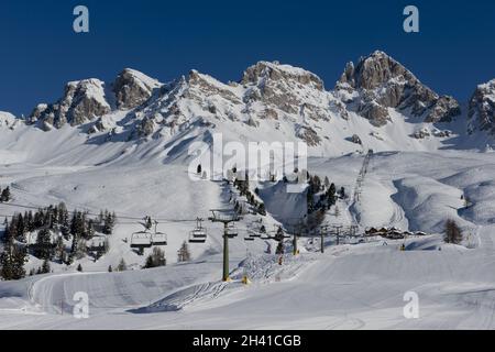 Berge und Skipisten am Passo San Pellegrino Stockfoto