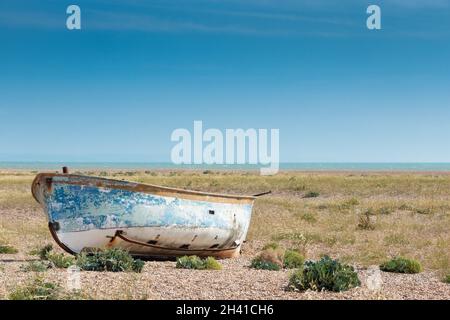 Altes verlassene Boot auf Schindel in Dungeness Stockfoto