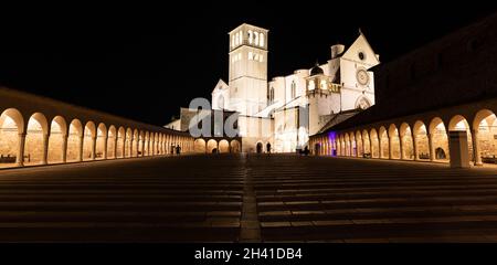 Basilika von Assisi bei Nacht, Region Umbrien, Italien. Die Stadt ist berühmt für die wichtigste italienische Basilika, die dem Hl. Fra gewidmet ist Stockfoto