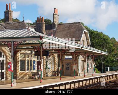 Blick auf das Bahnhofsgebäude in grange über Sand in cumbria Stockfoto