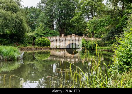 Der See und die Brücke im Pittville Park in Cheltenham in Gloucestershire, England Stockfoto