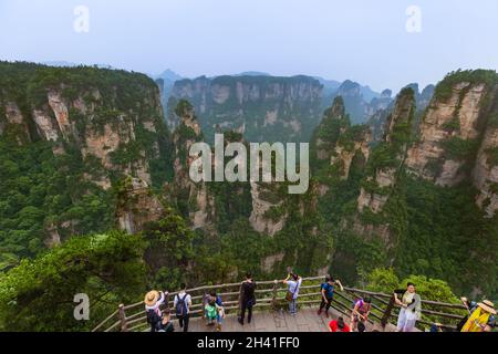 Wulingyuan, China - 27. Mai 2018: Touristen auf dem Pfad im Tianzi Avatar Mountains Naturpark Stockfoto