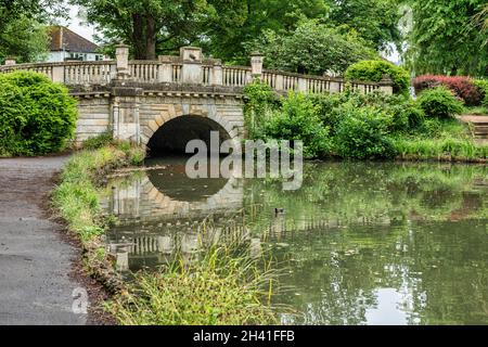 Der See und die Brücke im Pittville Park in Cheltenham in Gloucestershire, England Stockfoto