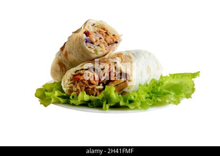 Ein köstliches Döner-Wrap mit würzigem Fleisch, Salat, Tomaten, roten Zwiebeln und Sauce. Fast Food. Östliches Essen. Stockfoto