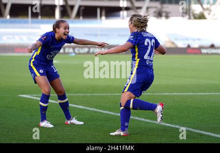 Der Chelsea-Spieler Erin Cuthbert feiert mit seinem Teamkollegen Guro Reiten das erste Tor des Spiels während des Halbfinalspiels des Vitality Women's FA Cup im Academy Stadium in Manchester. Bilddatum: Sonntag, 31. Oktober 2021. Stockfoto