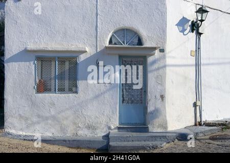 mediterrane Architektur von Griechenland weiß getünchte Fassade des Hauses in Xanthi Altstadt Stockfoto