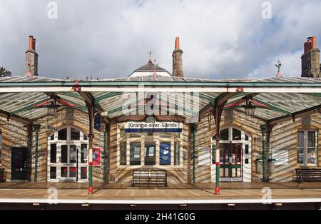 Blick auf das Bahnhofsgebäude in grange über Sand in cumbria Stockfoto